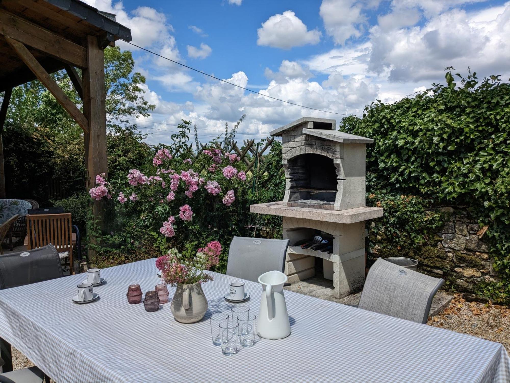 3 Self-Contained Gites With Pool And Games Room Saint-Georges-de-Noisné Exterior photo